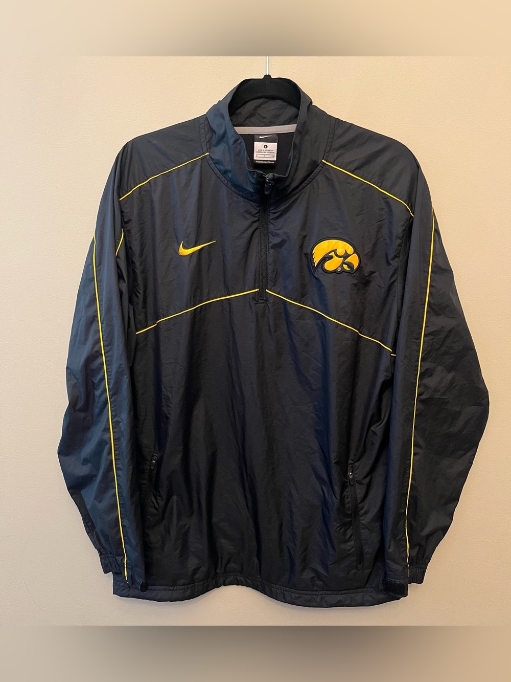 Iowa Hawkeyes Nike 1/4 Zip Windbreaker Jacket Men's Size Small Black Yellow